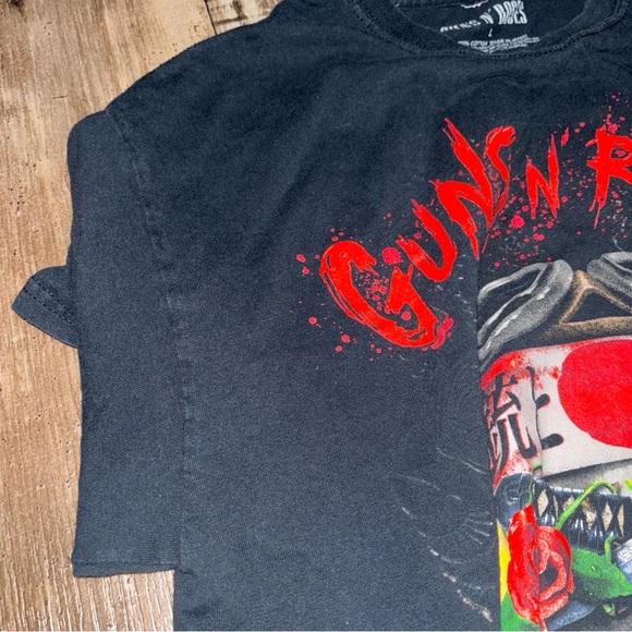 Guns n Roses Japan Tour Band Tee Shirt 2017 rare htf large goggles swords - Picture 12 of 16